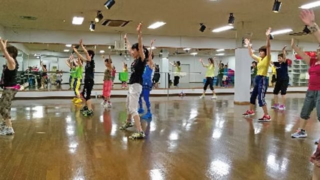 スタジオでのエアロビクスレッスン